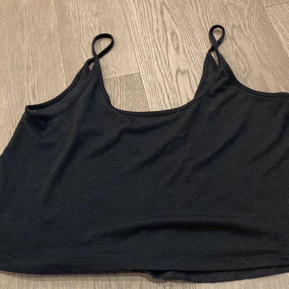 2 cropped camisoles La Senza and Ardene - Picture 6 of 9